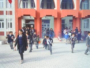 Çocuklarınızın belini bükmeyin!