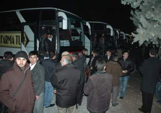 Binlerce kişi cenaze için yola çıktı