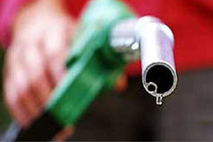 Pakistan benzin zammına tepki geldi