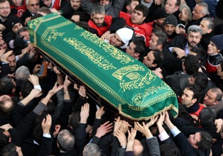 Cenazeye katılanlara ağır eleştiri!