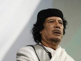 Kaddafi evden destekçileri selamladı