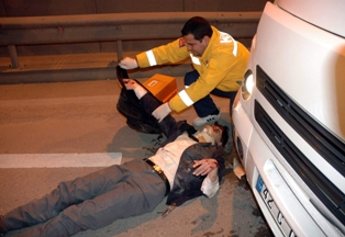 Liseliye okul yolunda minibüs çarptı