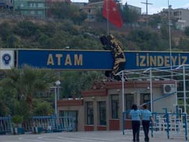 Asker İHL'lilere kapıyı kapattı polis açtı