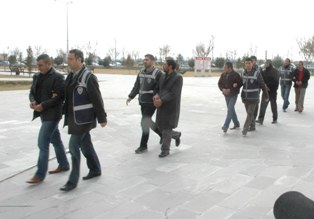 Kına poşetiyle eroin polise takıldı