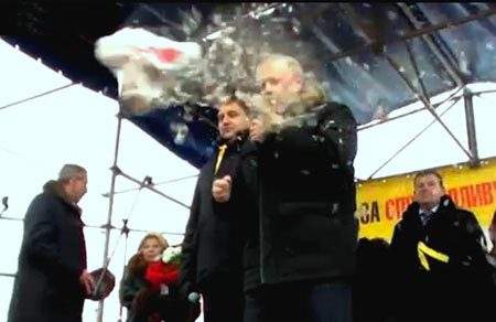 Meclis başkanına 'Yastıklı' saldırı