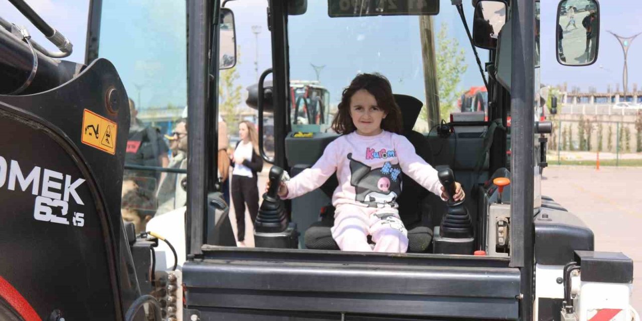 Geleceğin mühendisleri iş makineleriyle tanıştı