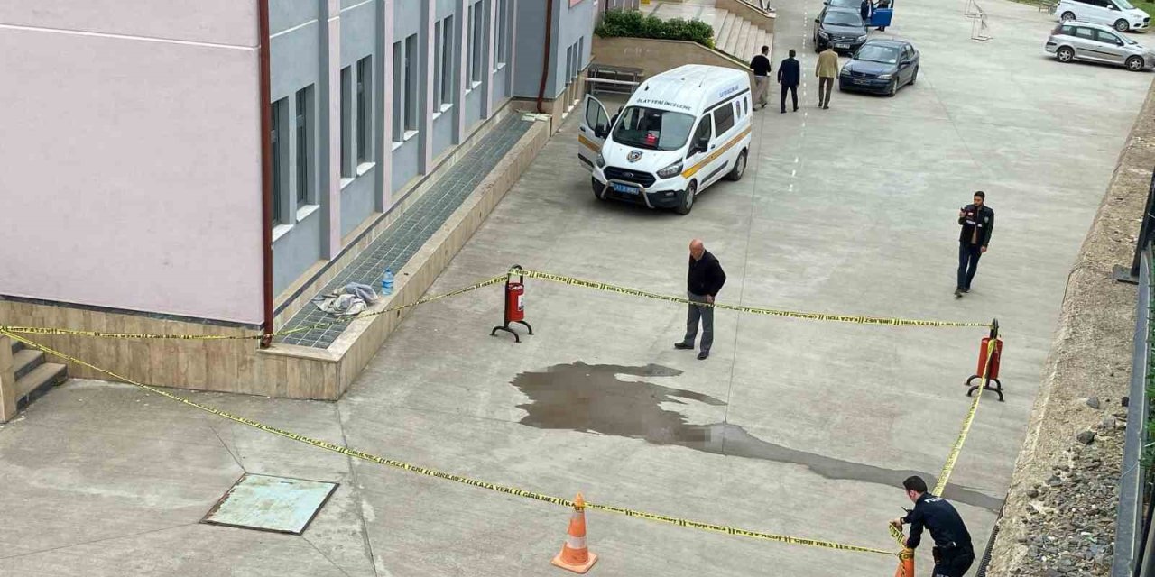 Gölcük'te liseli kız öğrenci okulun 4’üncü katından düştü: Durumu ağır