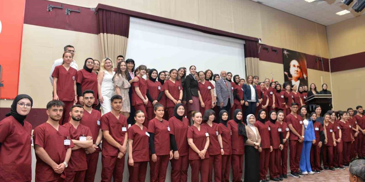 KMÜ’de hemşirelik bölümü öğrencilerine forma giyme töreni düzenlendi