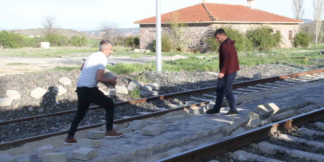 Paralarını alamayan ustalar döşedikleri taşları söktü