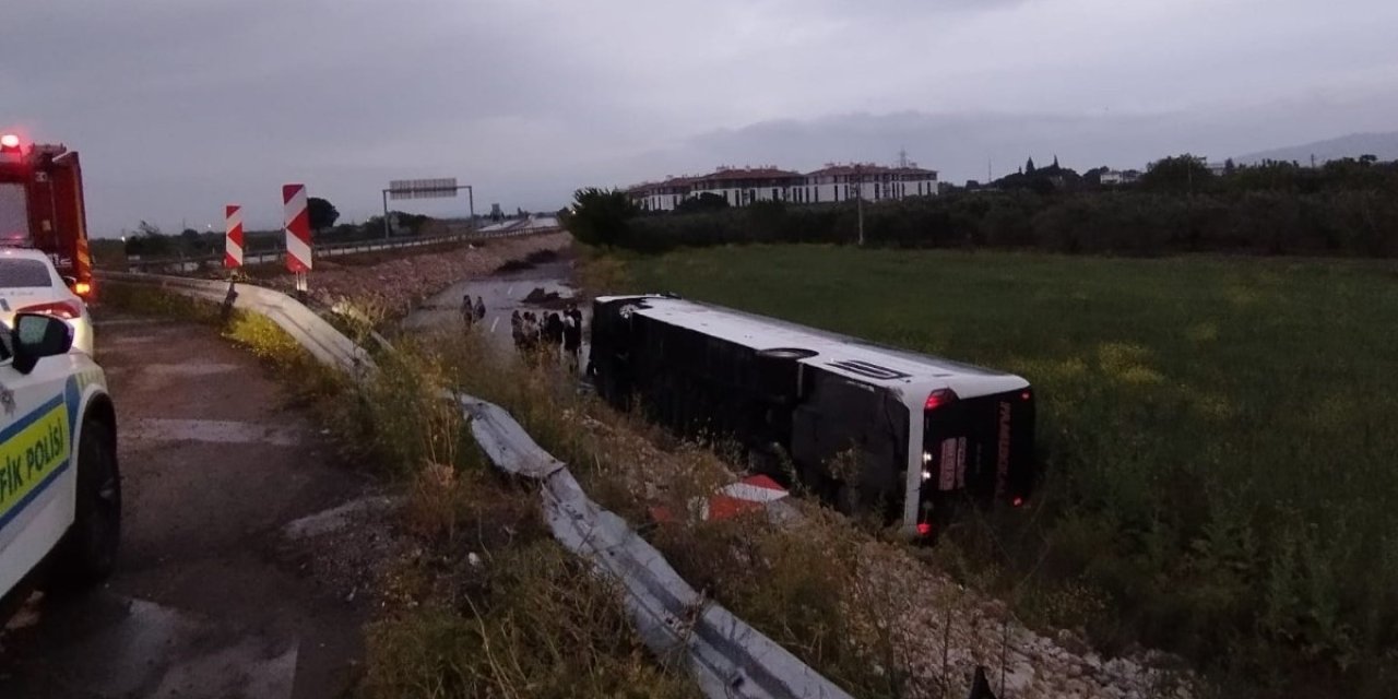 Akhisar'da yolcu otobüsü şarampole yuvarlandı: 10 yaralı