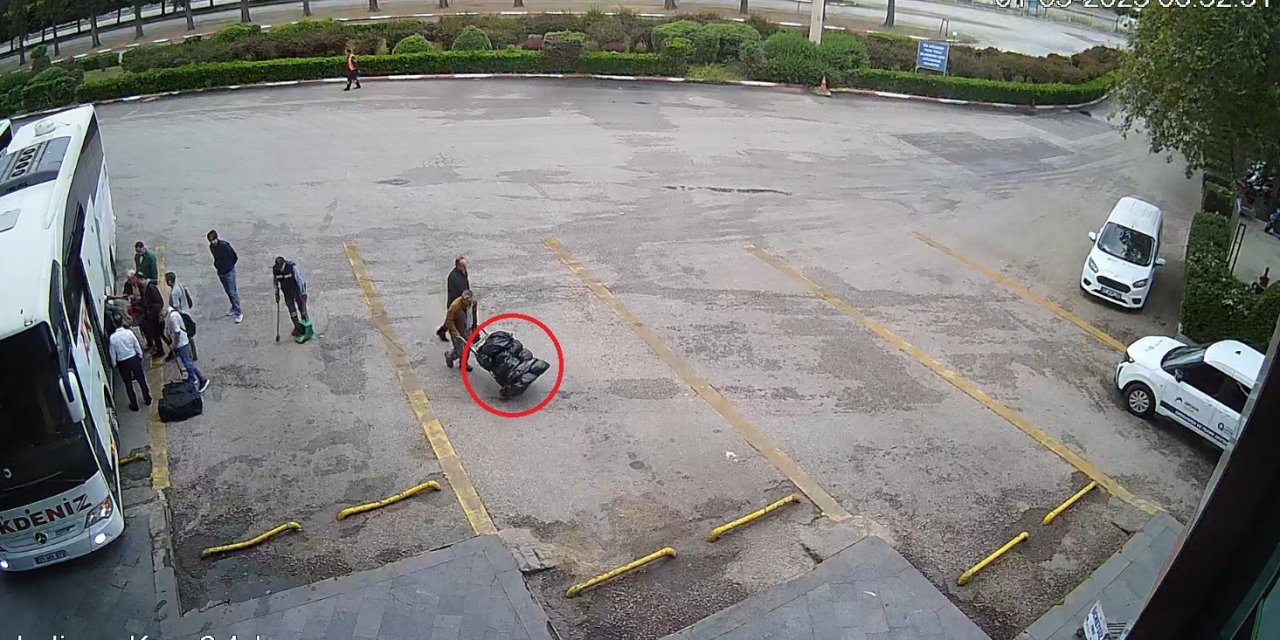 Antalya Otogarındaki şüpheli çöp poşetlerinden kırmızı et çıktı
