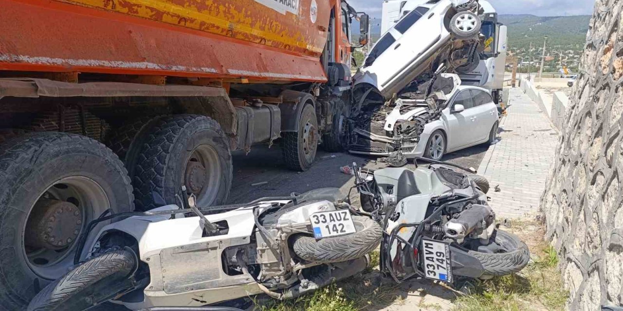 Yoldan çıkan kamyon önüne gelen taşıtı ezdi: 13 motosiklet, 3 araç zarar gördü