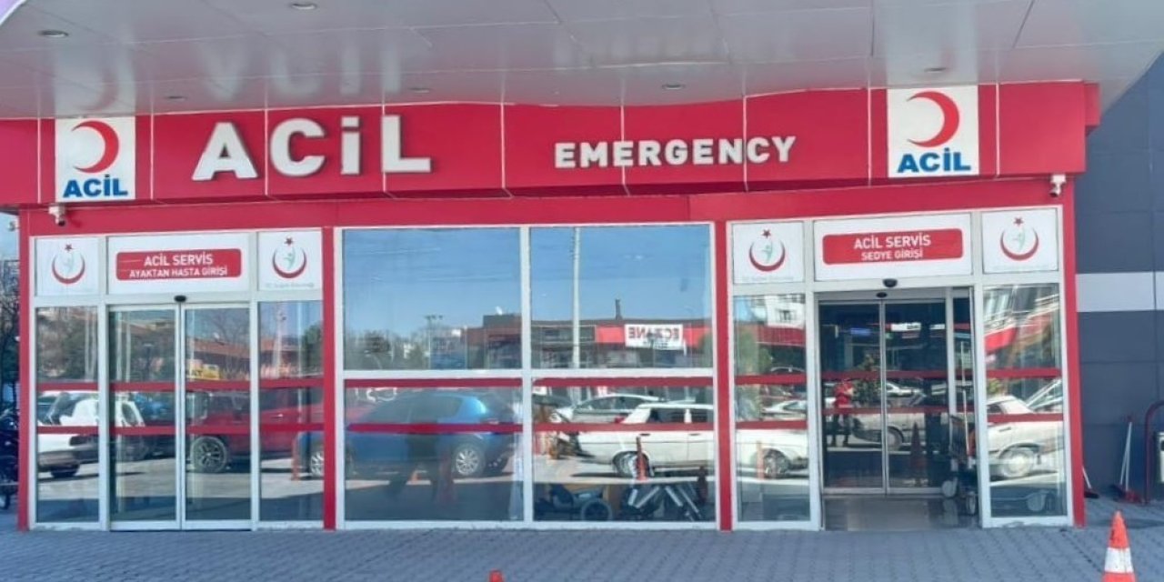 Koşarak karşıya geçen çocuğa minibüs çarptı: Konya'ya sevk edildi