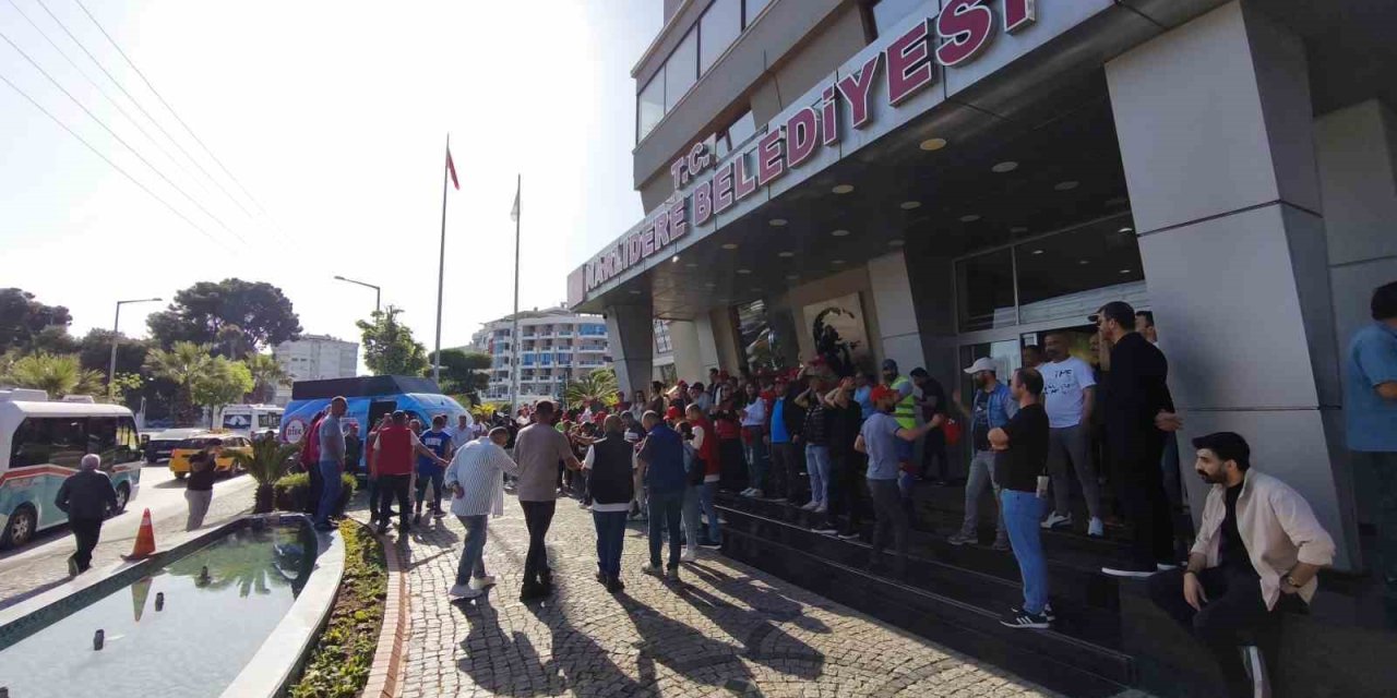Bir belediyenin daha çalışanları greve gidiyor