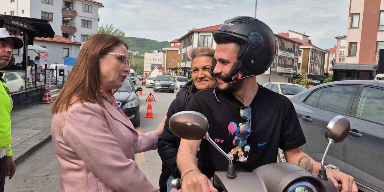 Motosiklete kasksız binen kadın, Vali Arslan'a yakalandı