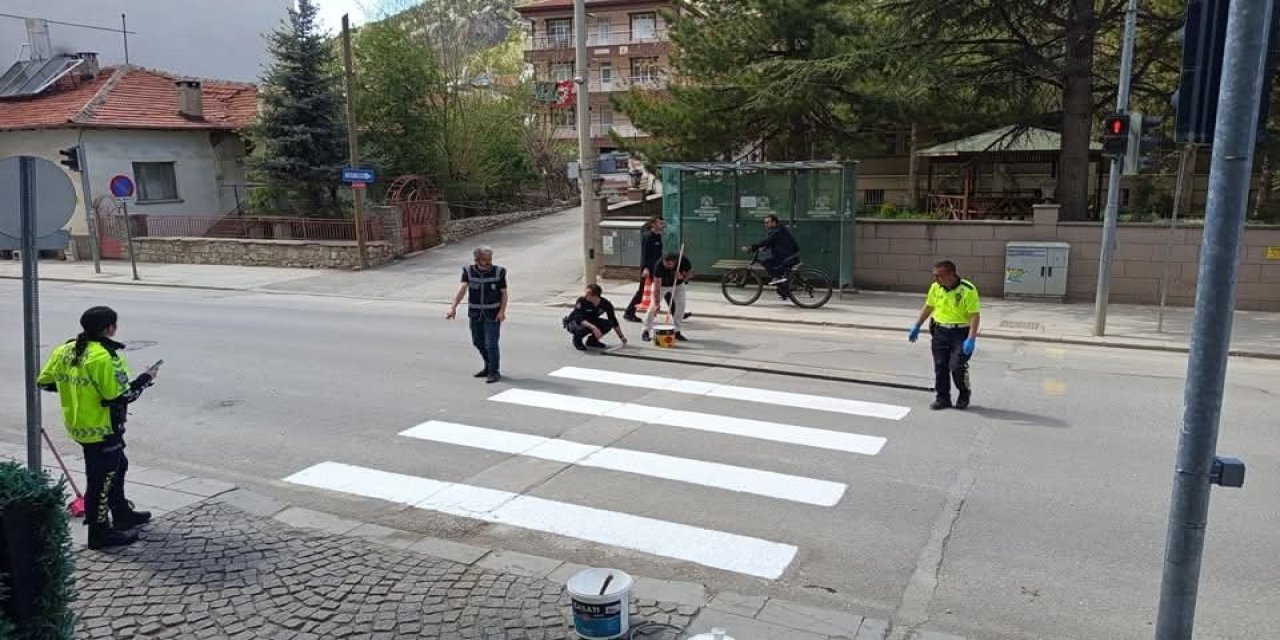 Bozkır’da yaya geçitleri yeniden boyandı