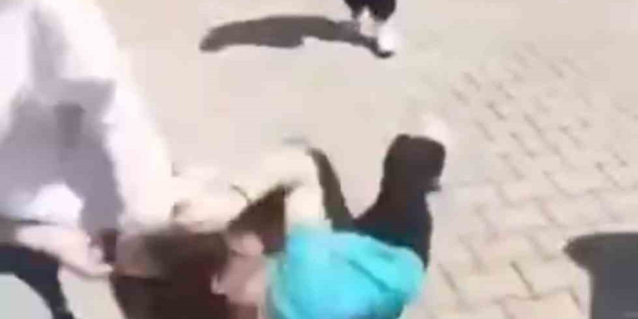 Okulun bahçesinde saçlarından tutup sürükledi