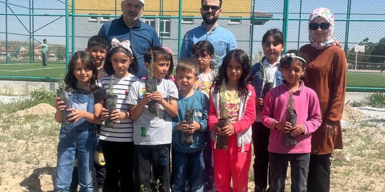 Karapınar’da öğrenciler 110 fidanı toprakla buluşturdu