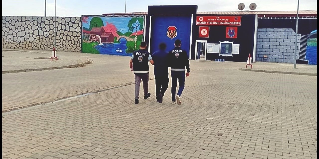 Perukla kılık değiştiren firari 6 ay kaçabildi