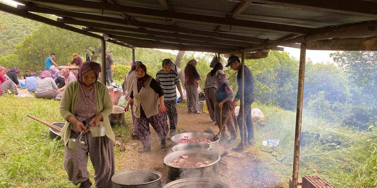 Asırlık gelenek yağmur çamur dinlemedi