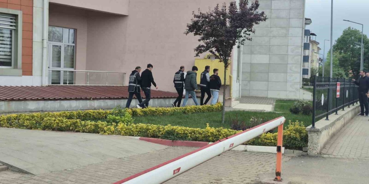 Sahte polisler gerçek polislere yakalandı