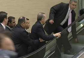 Başbakan merdivenin azizliğine uğradı