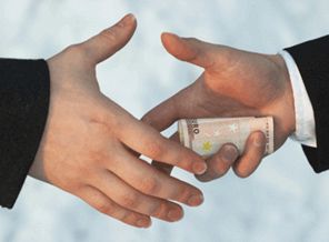 Rüşvet alan polisle birlikte 4 kişi tutuklandı