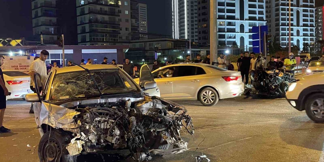 Otomobili ikiye bölen kaza: 3 kişi yaralandı