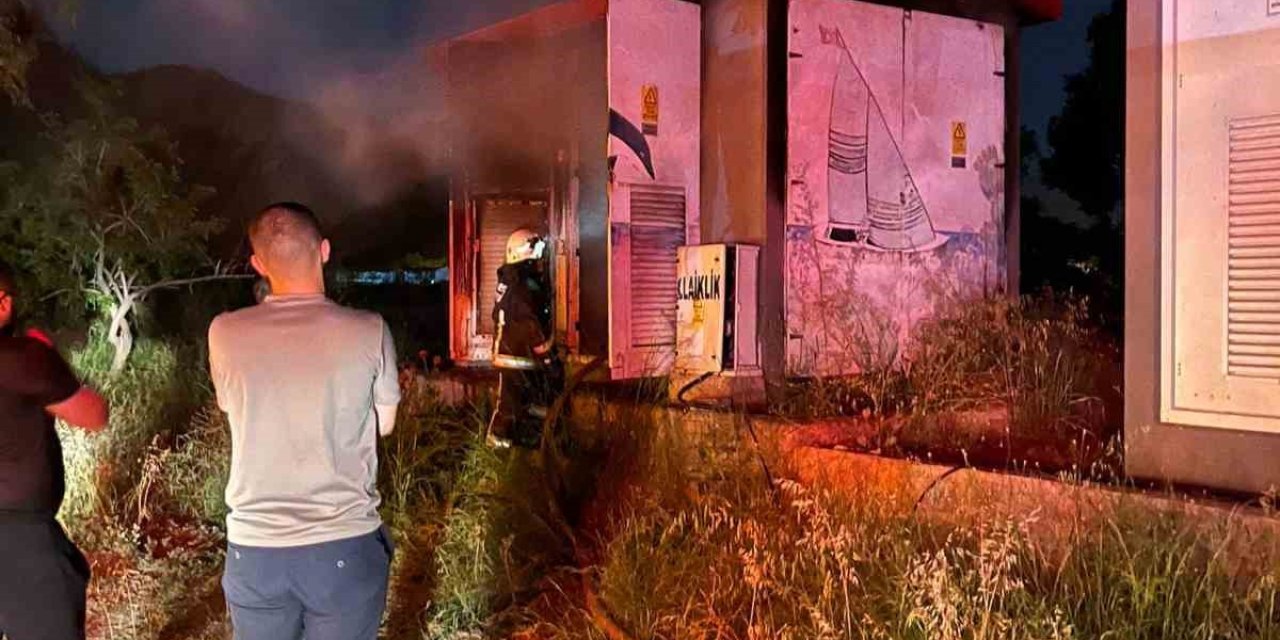 Trafo yandı mahalle elektriksiz kaldı