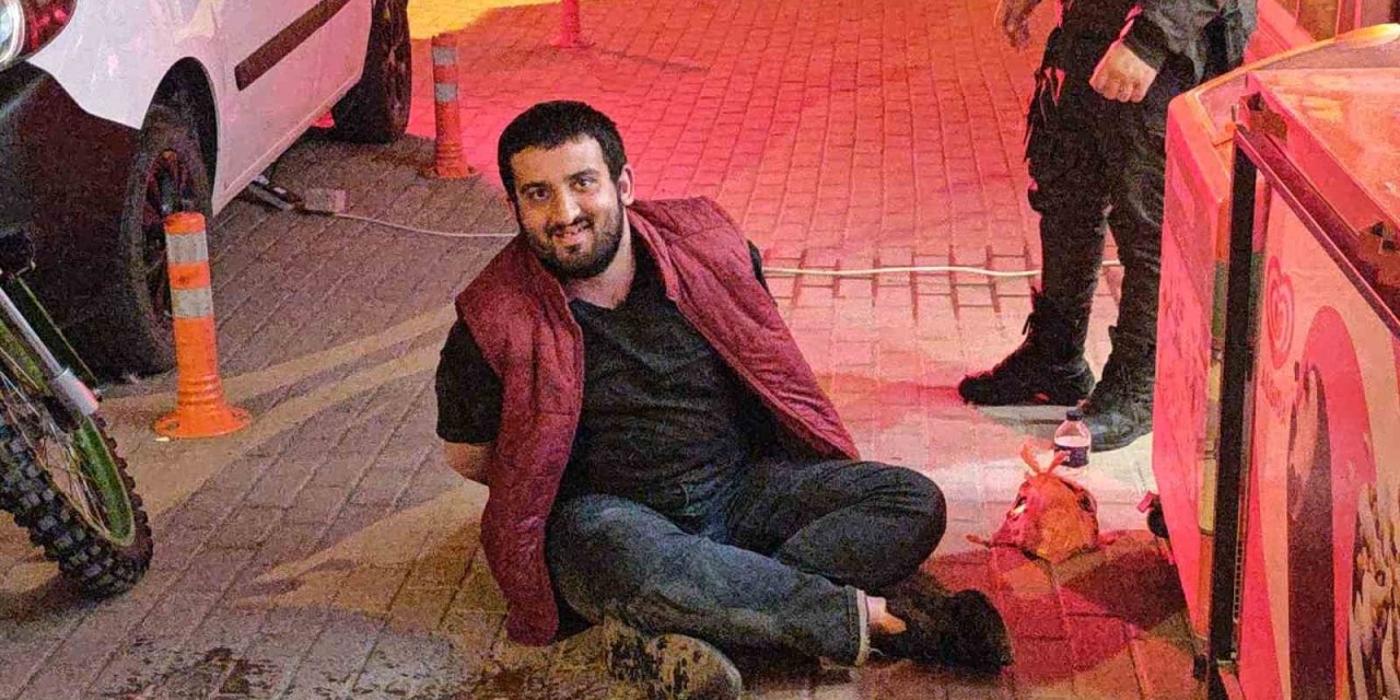 Bakkalı kundaklamaya çalışırken polislere yakalandı