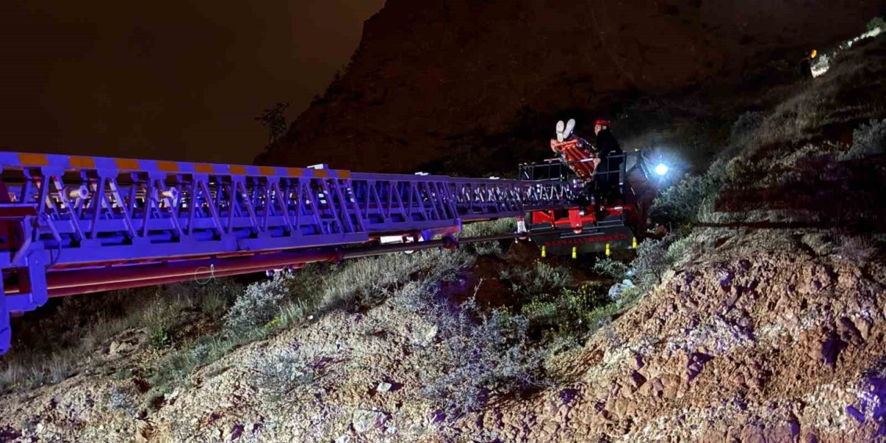 Çankırı Kalesi'nden kayalıklara düştü, ekipler kurtardı