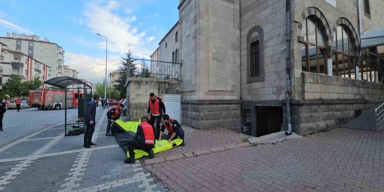 Atlamak için minareye çıktı, ekipler alarma geçti