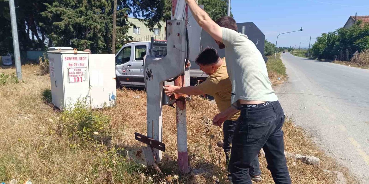 Hemzemin geçitte akıl almaz çözüm: Bariyeri taşla sabitlediler