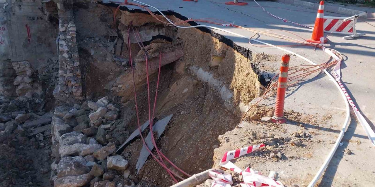 Temel çalışması yaparken köprü ve yol çöktü