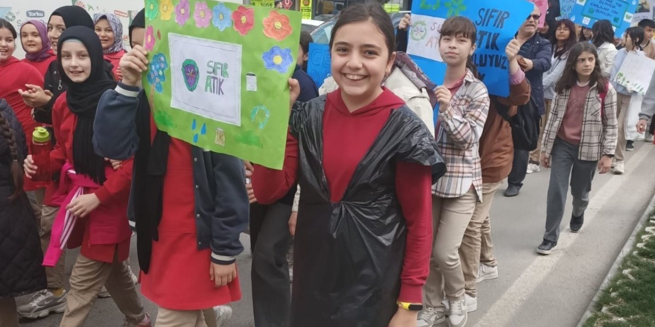 Öğrenciler ve öğretmenler çevre için yürüdü