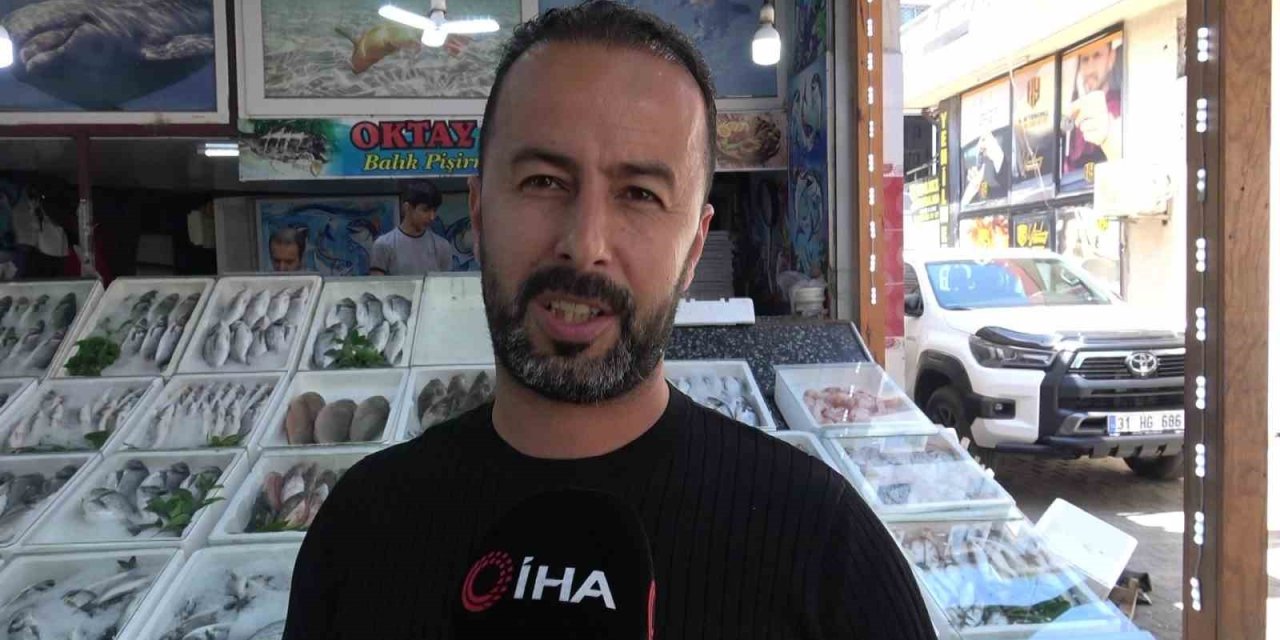 Oltasına takılan köpek balığı yavrusunu arkadaşına nispet yaparak denize bıraktı
