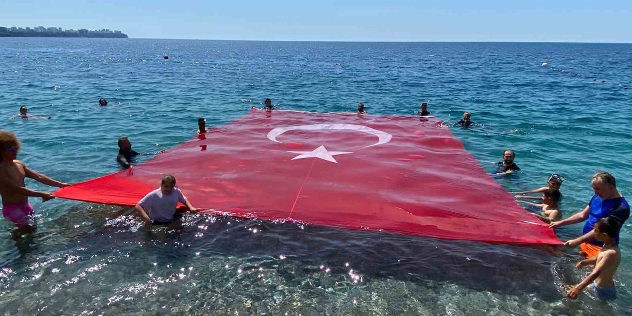 Türk Bayrağı'nı denize serdiler