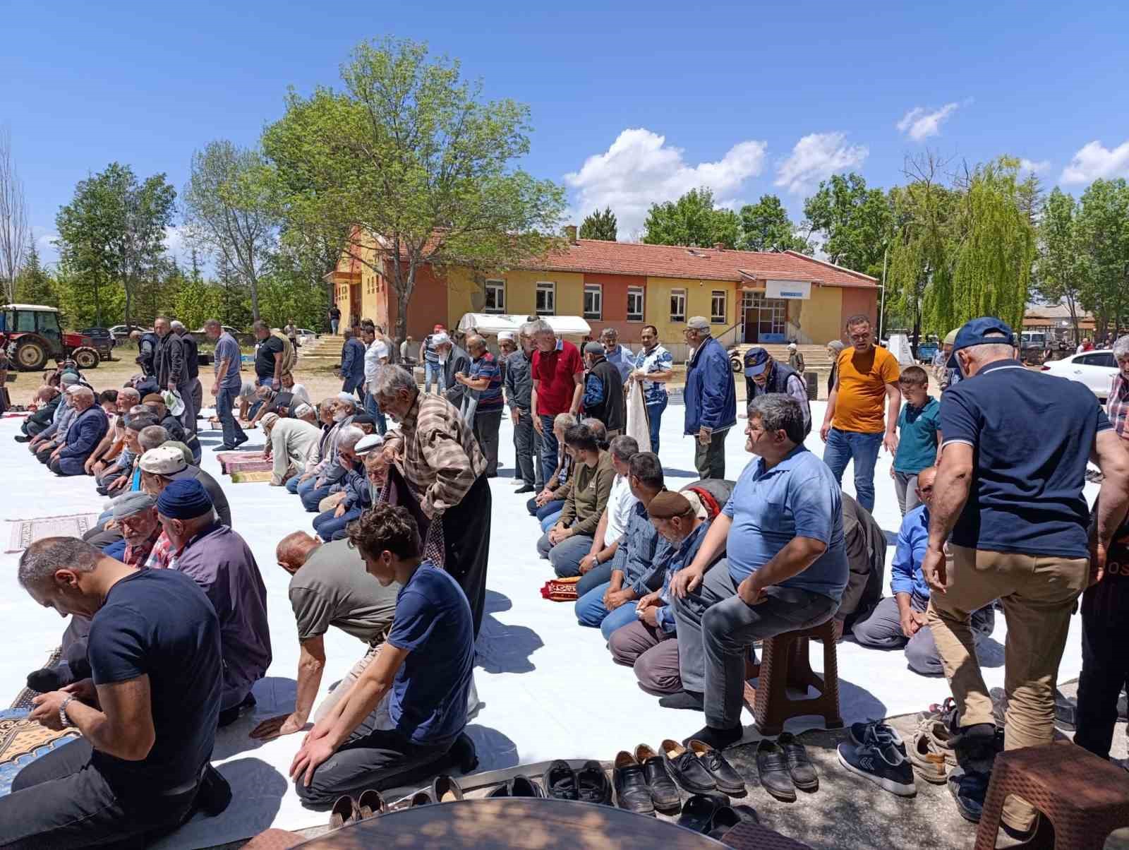 Binlerce insan Allah'a yalvardı