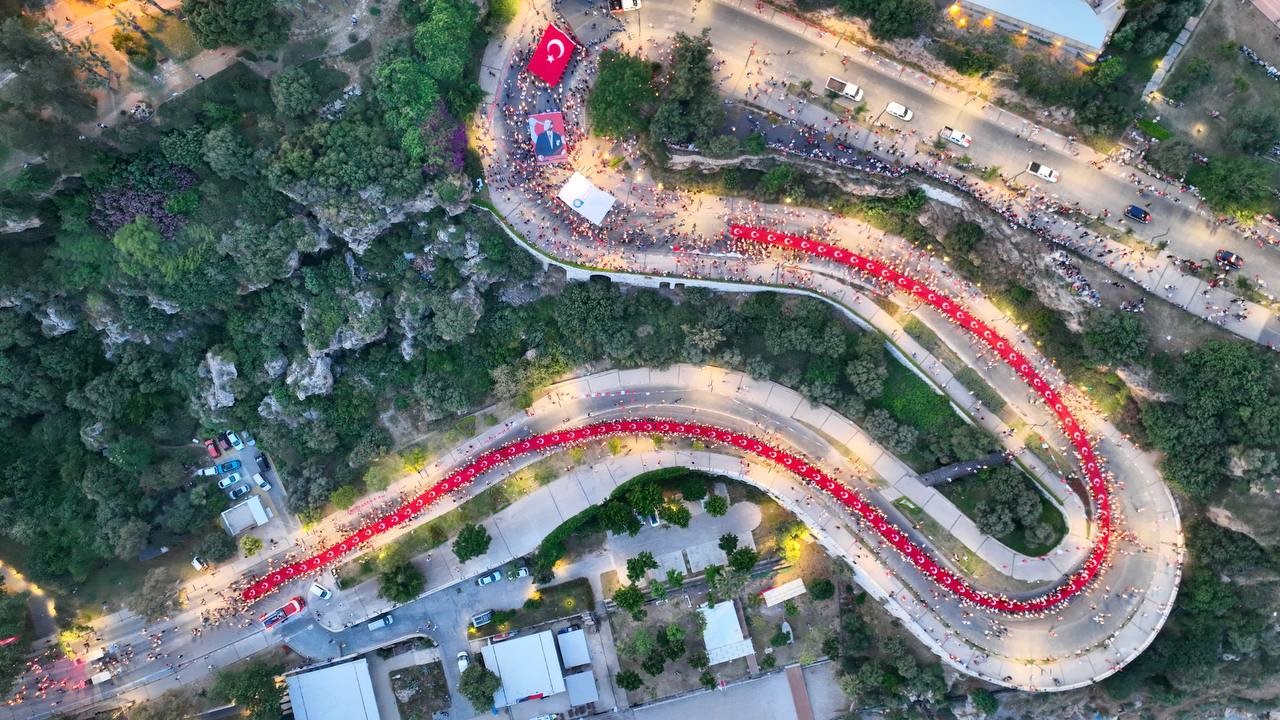 Yangına Konya koşuyor Antalya 400 metre bayrak israfı peşinde