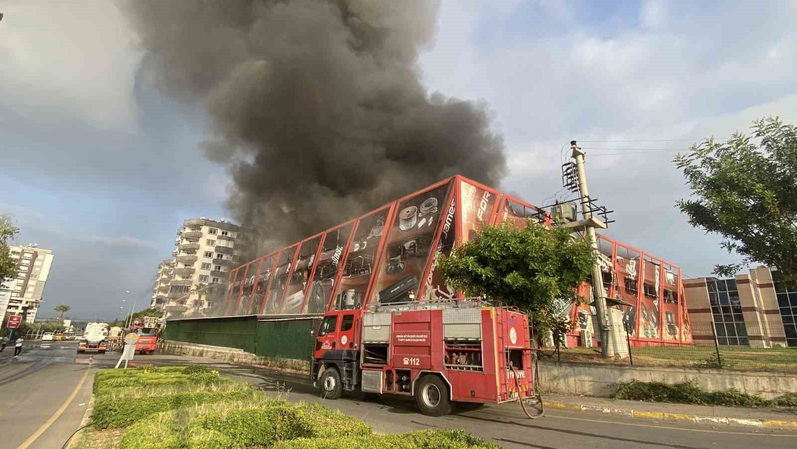 Mersin'in meşhur markasında yangın! TOMALAR bile geldi
