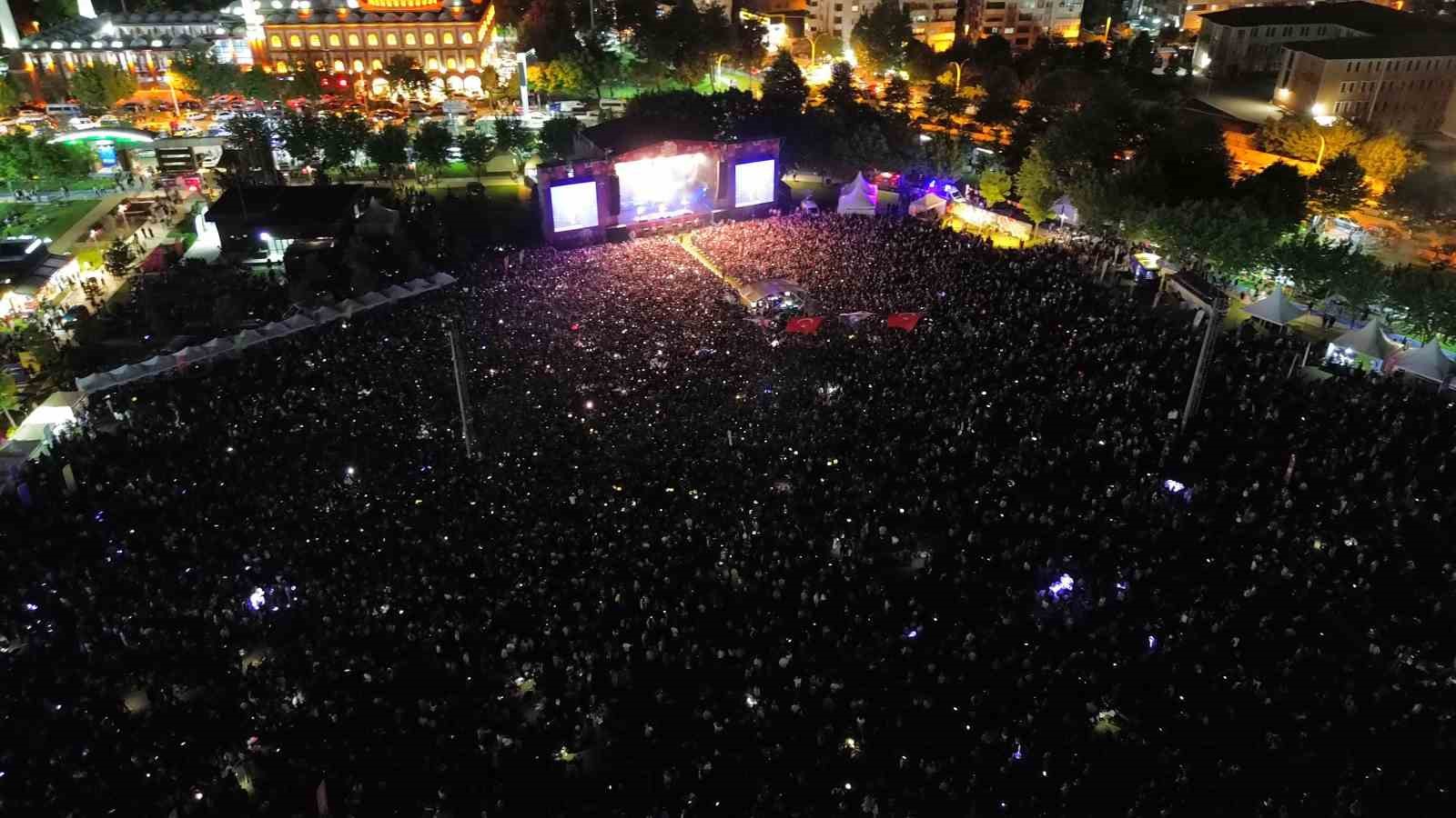 Bursa yarın yokmuş gibi eğlendi