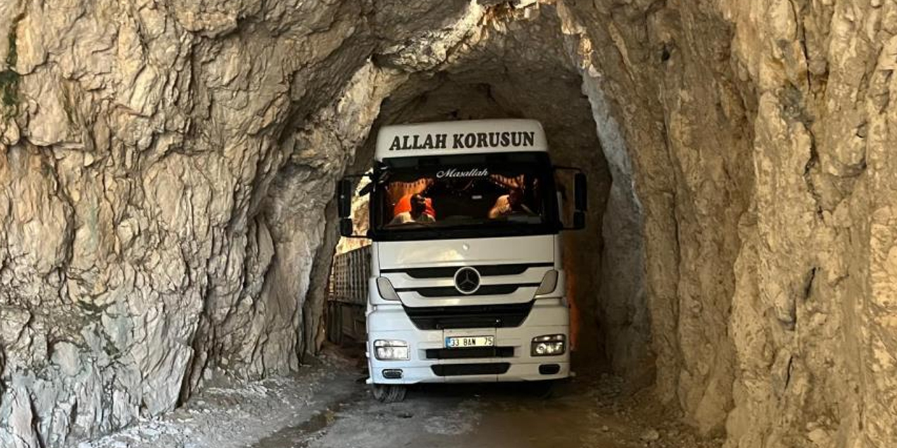 Tırı tünele sıkıştı ulaşım durdu
