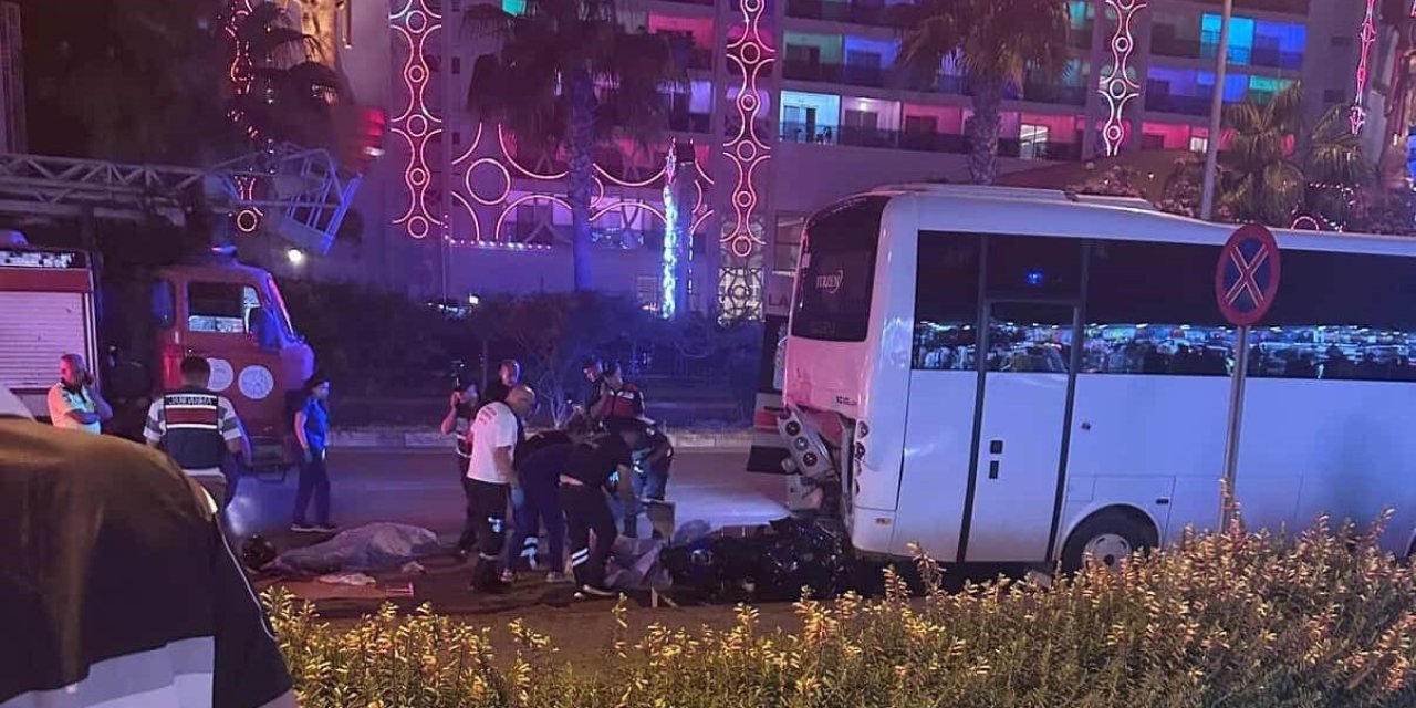 Avsallarda midibüse çarpan motosikletteki 2 genç hayatını kaybetti