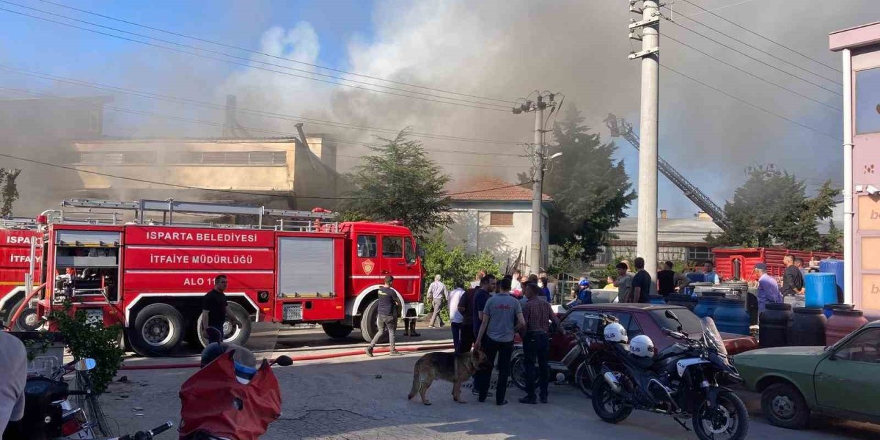 Isparta'da gökyüzü dumanla kaplandı çocukların hayali yanıp kül oldu