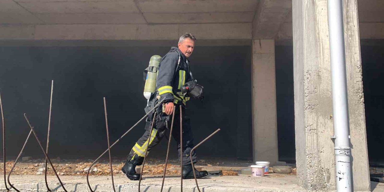İnşaattaki atık malzemeler ortalığı yasa boğdu