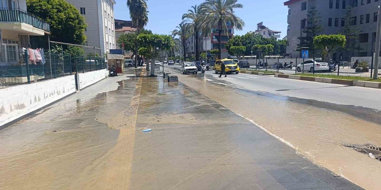 Manavgat'ın yolları da deniz oldu