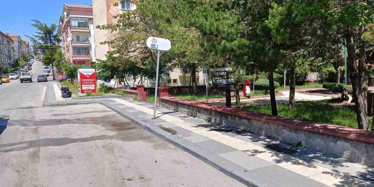 Silahlı kavganın ortasında kaldı, ayaklarından yaralandı
