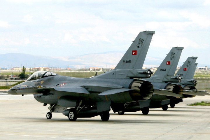 Konya semalarında 1 ton yüklü uçaklar şov yaptı