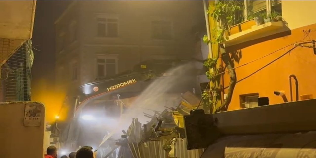 Akşam saatlerinde çöken bina, gece yıkıldı
