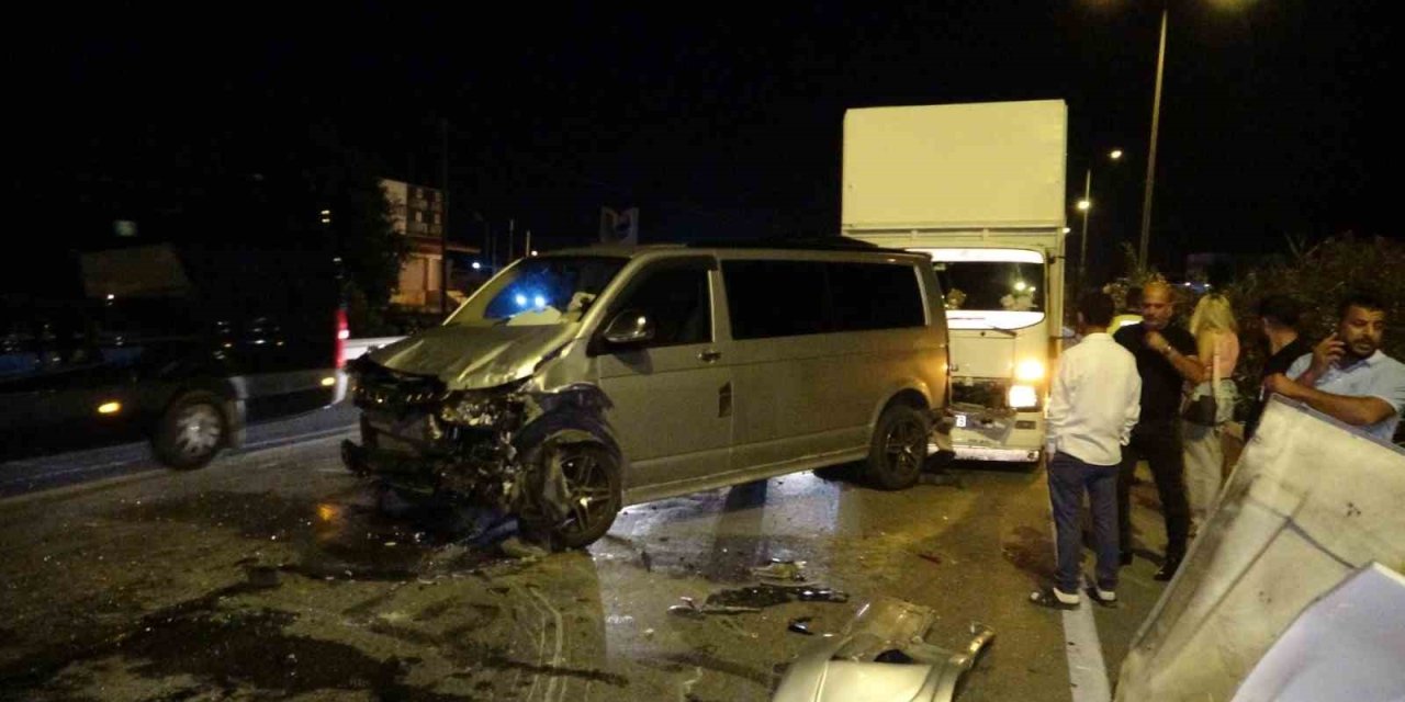 Gecenin karanlığında 5 araçlı zincirleme kaza
